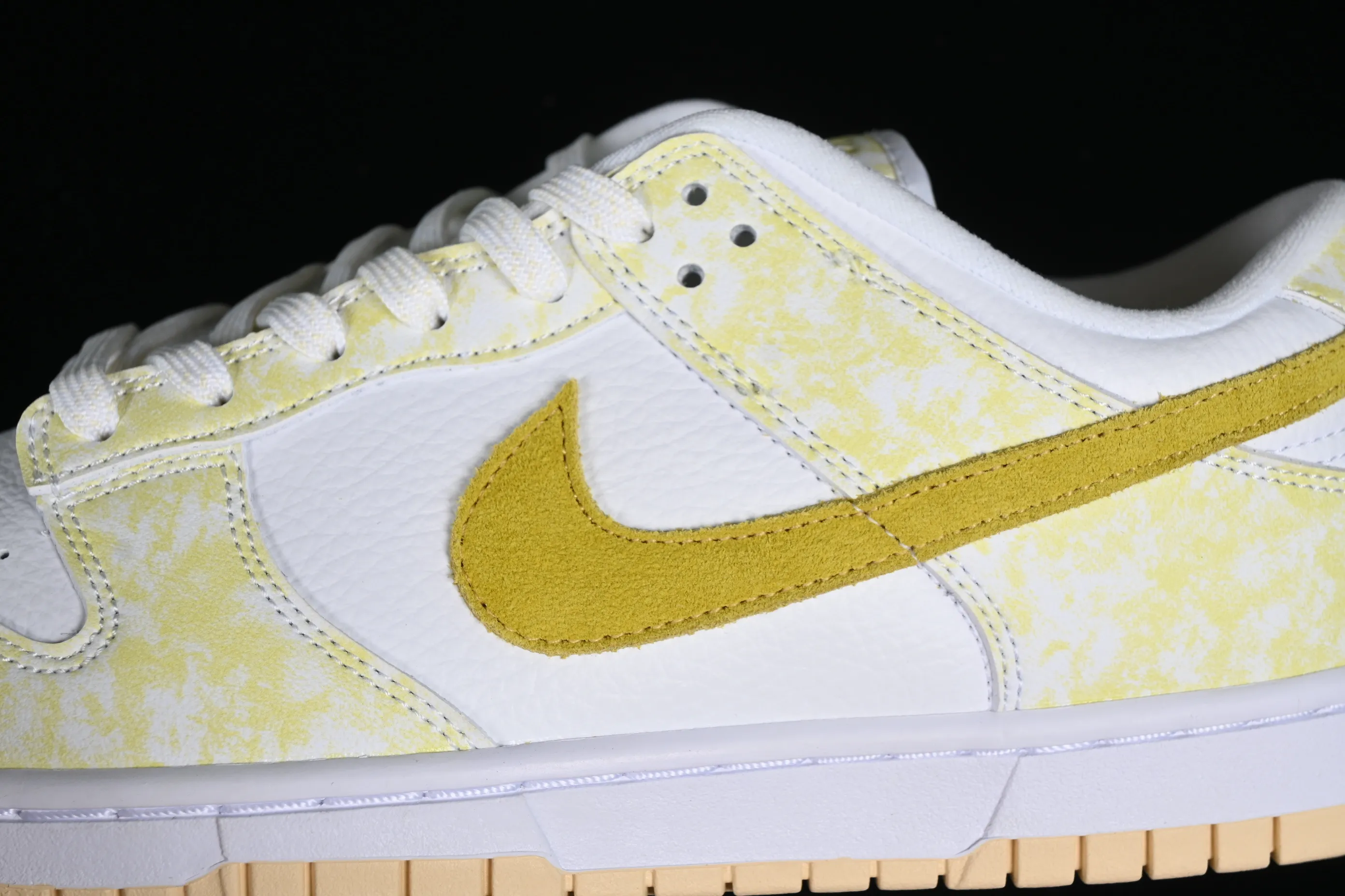 All categories Nk SB Dunk series Nk SB Dunk Low low-top sneakers Nk SB Dunk Low Prm yellow and white color SB smashed backboard fashion casual sneakers DM9467-700